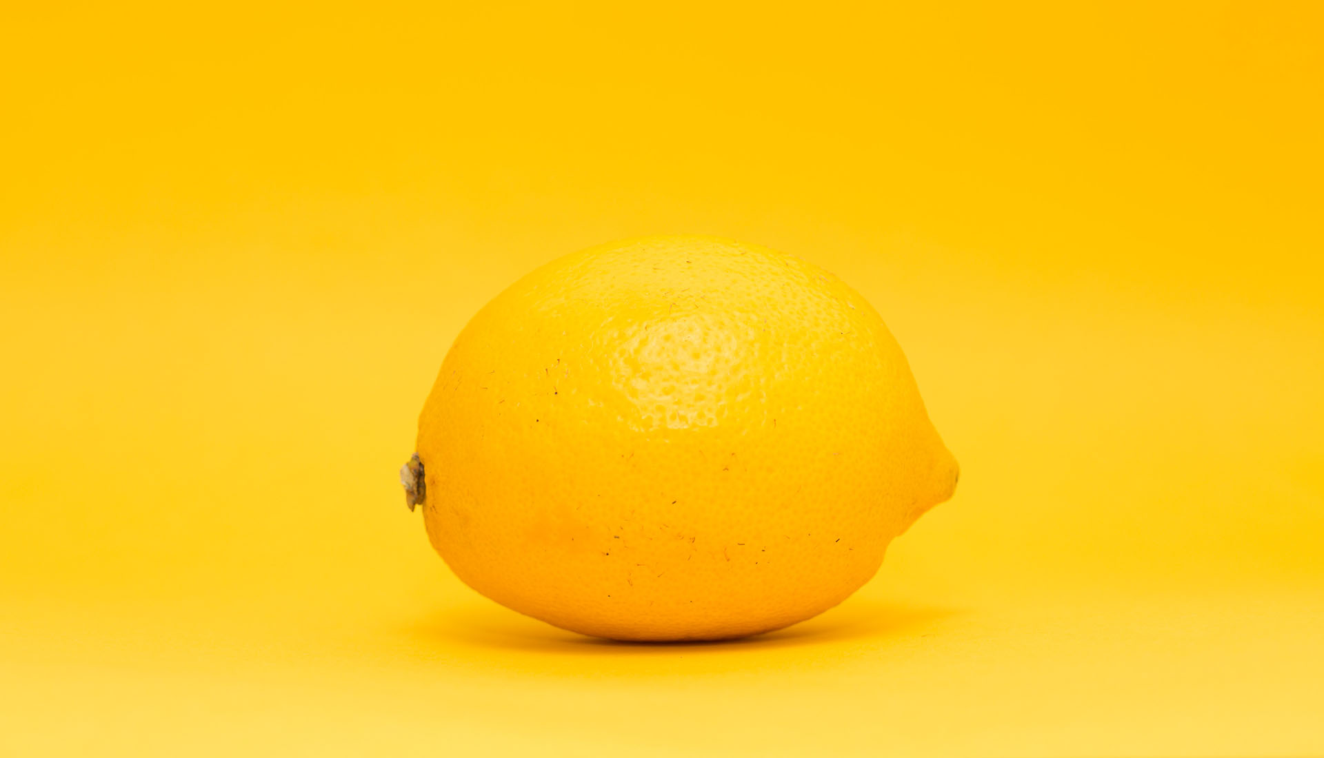 limon amarillo sobre fondo amarillo