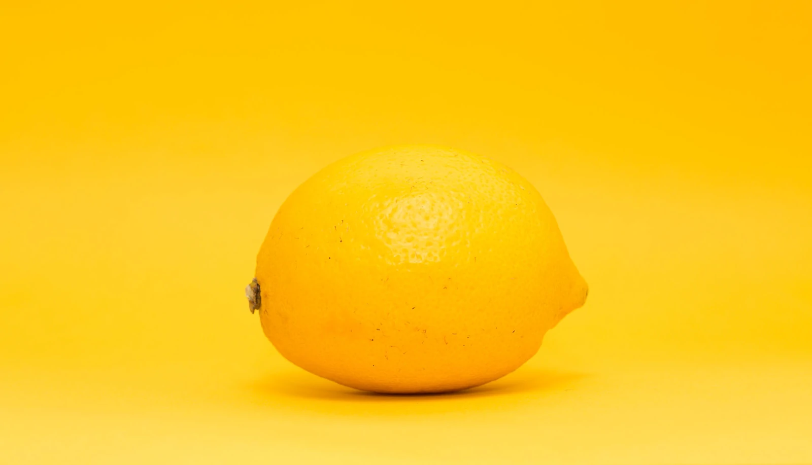 limon amarillo sobre fondo amarillo